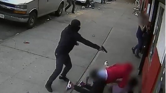 El momento en que delincuente le dispara a un hombre frente a dos niños