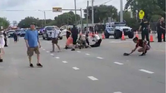Un muerto en un desfile del Orgullo Gay tras ser arrollado por una camioneta