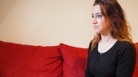 Asesinó a su padrastro que la violó, maltrató y prostituyó: ahora enfrenta el juicio