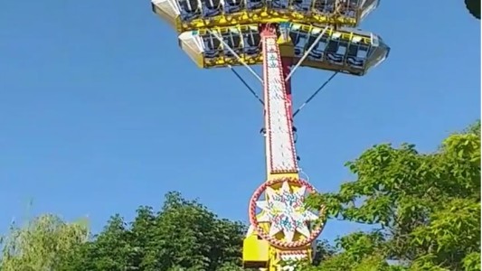 Pánico en un parque de diversiones por un desperfecto en un juego