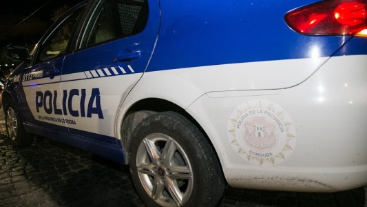 Roban equipos de comunicación de un móvil policial frente a comisaria