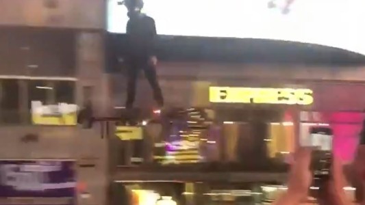 Un misterioso hombre vuela en planeador en pleno centro de Nueva York