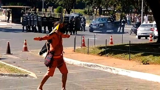 Indígenas se enfrentaron con flechas a la policía frente al Congreso en Brasil