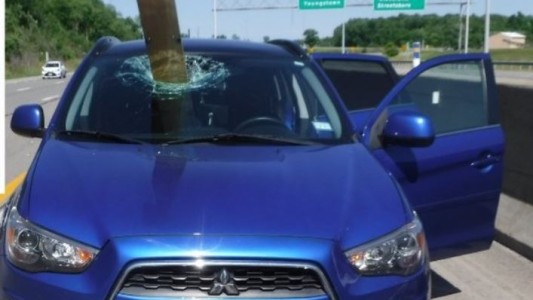 Una tabla sale volando en una autopista y atraviesa el parabrisas de un auto