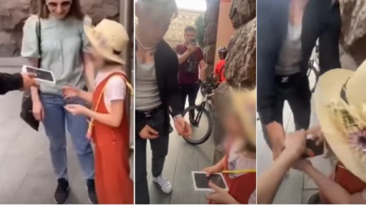 Tiktoker le regala iPhone a una niña y se lo arrebata cuando termina de grabar