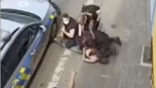 Indignación por video de policía arrodillado sobre un hombre que luego murió en una ambulancia
