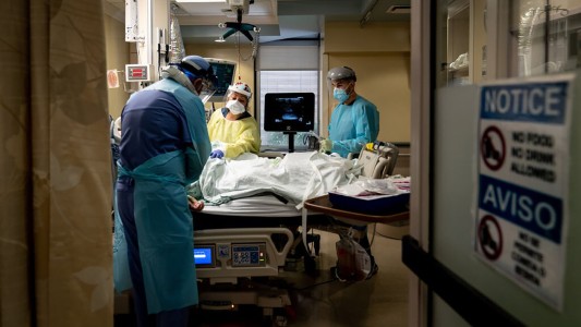 Mas de 150 empleados de un hospital renunciaron o fueron despedidos tras negarse a recibir la vacuna