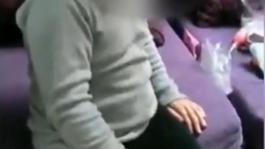 Indignación por una madre que incentiva a fumar a su hija de 3 años