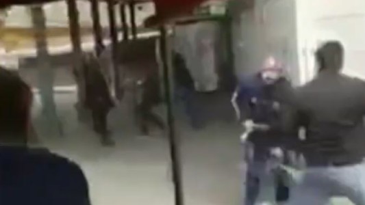 Video: batalla campal entre remiseros por el control de viajes en la terminal de micros de Jujuy