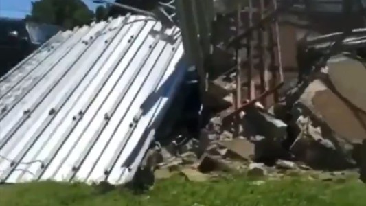 Se derrumbó un puente peatonal y dejó varios heridos