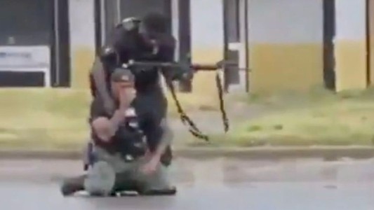 Video: el llanto de un policía tras matar por error a una chica de 19 años