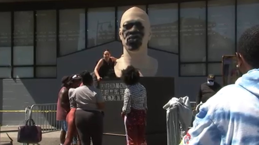 A menos de una semana de su inauguración, la estatua de Geroge Floyd sufrió un acto vandálico