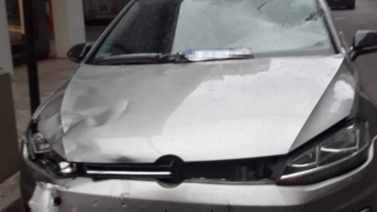 Un jugador de Newell's chocó con su auto a un policía motorizado