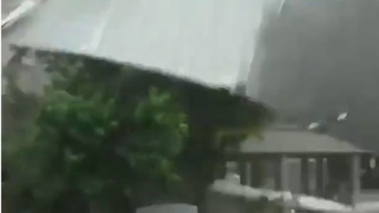 El momento en que el viento arranca un techo en medio de la tormenta