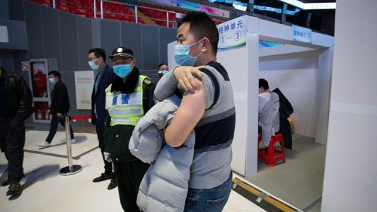 China proyecta abrirse al mundo de la mano de su pasaporte sanitario