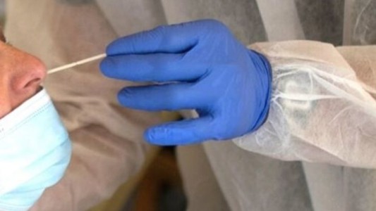 Tras sufrir 37 años dolores en la nariz, se realizó un PCR de coronavirus y descubrieron la causa de su malestar