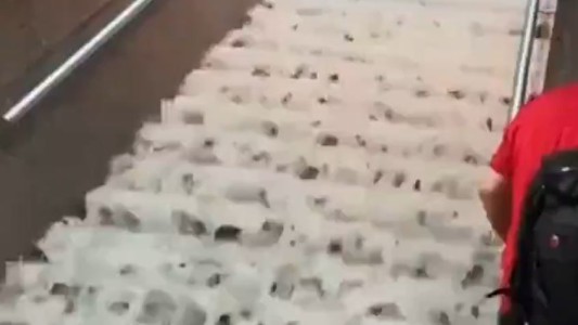 Lluvias torrenciales inundan calles y estaciones de subte de Moscú