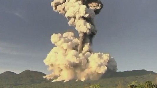 El momento en que un volcán hace erupción en Costa Rica