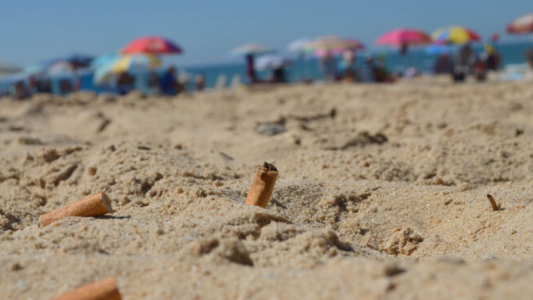 Prohíben fumar en 42 playas de Andalucía, para proteger el medioambiente