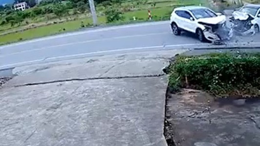 El momento en que dos autos chocan de frente y terminan destruidos