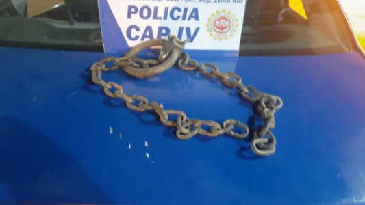 A cadenazos y pedradas contra la policía, para defender su fiesta clandestina