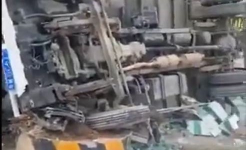 El momento en que un camionero pierde el control, vuelca y se estrella