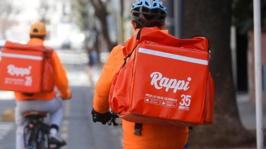 En Colombia, una empresa de delivery vacuna solo a los empleados "que más trabajen"