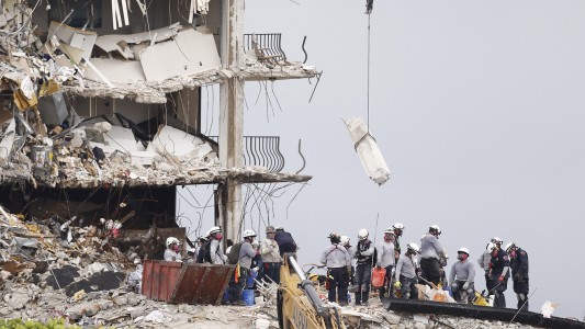 Suben a 16 los muertos por el derrumbe del edifico en Miami
