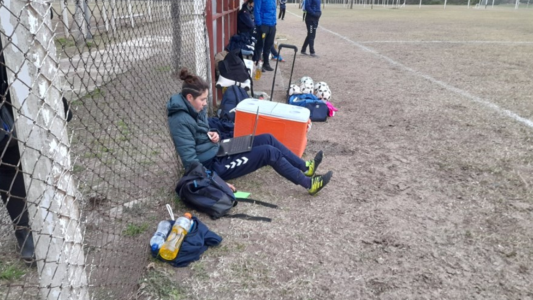 Una jugadora de fútbol salió del partido para rendir un final desde el costado de la cancha