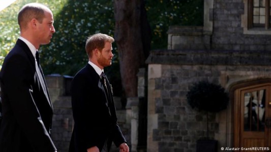 El príncipe Enrique y su hermano Guillermo encabezan la inauguración de la estatua de Diana