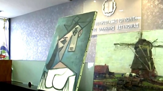 Video: policía griega recuperó un cuadro robado de Picasso y se le cayó al piso