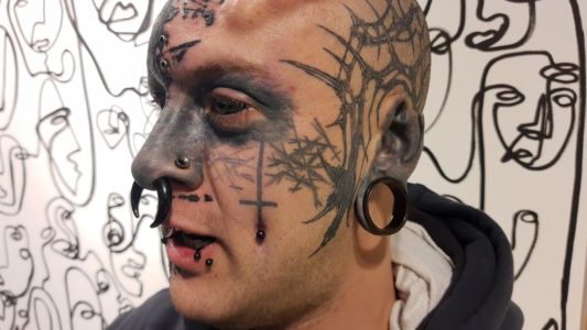 Se tatuó la cara y dice que se siente "una obra de arte"