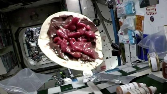 Un astronauta francés se armó un crepe dulce en el espacio