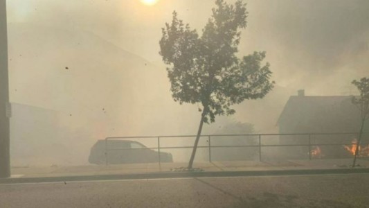El alcalde dio la orden de evacuar un pueblito canadiense en llamas por la ola de calor