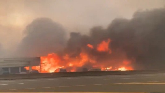 El fuego arrasó un pueblo en Canadá en medio de la ola de calor