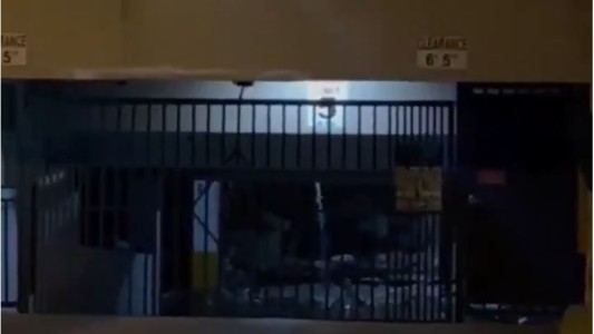 Un video muestra agua cayendo del edificio minutos antes del derrumbe en Miami