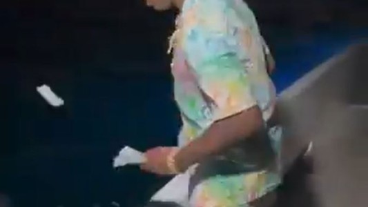 Rapero arroja al mar miles de dólares en billetes de 100 y desata la polémica