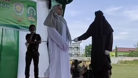 Indonesia: mujer se desamaya tras recibir 100 latigazos como castigo por tener sexo prematrimonial