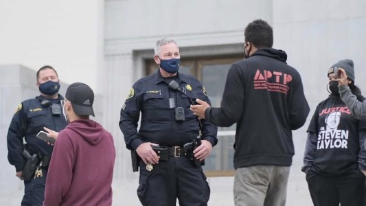 La insólita estrategia de un Policía para evitar un escrache: puso música de Taylor Swift para que las redes sociales bajen el video