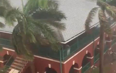 La furia del huracán Elsa azota Barbados con vientos de 120 km por hora