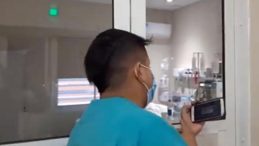 Un chofer de ambulancias le canta a los pacientes internados con Covid-19: "Si ellos están bien, el personal de salud está mejor"