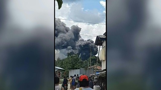 Se estrelló un avión militar y dejó al menos 45 muertos y decenas de heridos