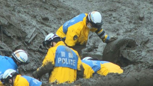 Socorristas buscan sobrevivientes tras el alud en Japón