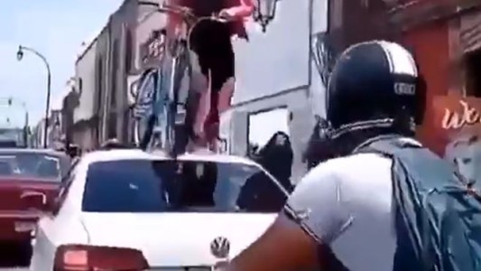 Joven enojada pasó por encima de un auto estacionado sobre la ciclovía