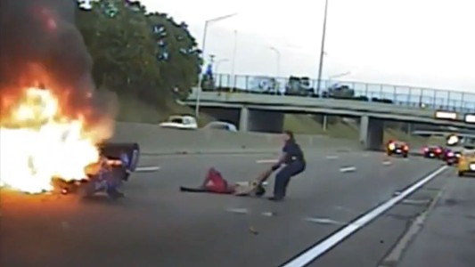 Así rescatan a un hombre de un auto en llamas que acaba de volcar