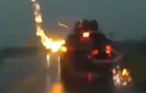 El momento en que un rayo impacta contra un auto en el que viajaba una familia