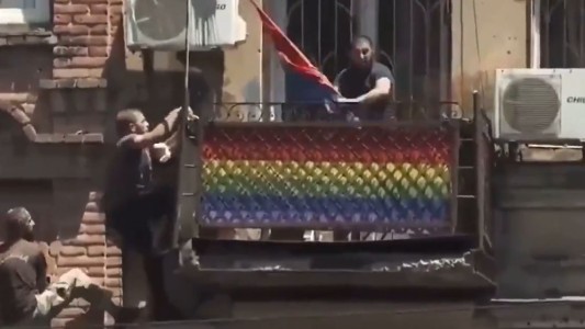 Así asaltaban oficina de los organizadores de una marcha gay