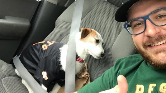 Su perra murió en 2013, la disecó y viaja con ella