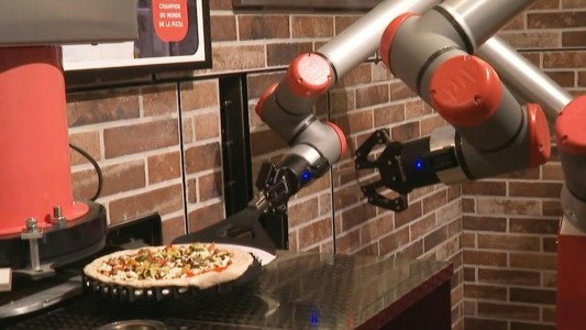 Furor por los robots que cocinan pizzas en 5 minutos