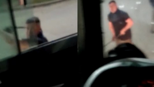 Día de furia: destrozó los vidrios de un colectivo porque el chofer rozó un auto estacionado